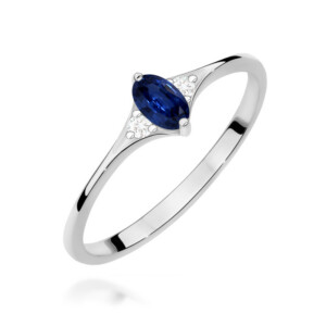 Kihlasõrmus. Silver ring with a blue sapphire center stone and small surrounding diamonds on the band.