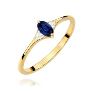 Kihlasõrmus. Gold ring with an oval blue sapphire centerpiece flanked by two small diamonds on a yellow-gold band.