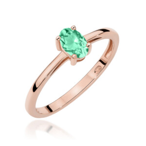 Kihlasõrmus. Rose gold solitaire ring featuring a green emerald-cut gemstone held by four prongs on a polished band
