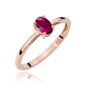 Kihlasõrmus. Rose gold ring with an oval pink gemstone held by four prongs on a white background, close-up view.