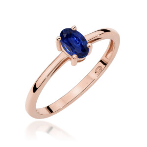 Kihlasõrmus. Rose gold ring with an oval-cut blue sapphire held by four prongs on a slim band.