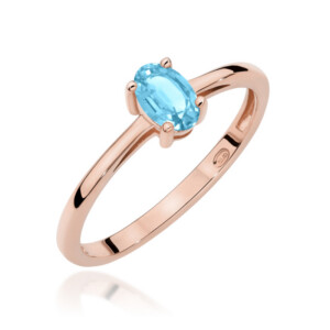 Kihlasõrmus. Rose gold ring featuring an oval blue gemstone held by four prongs, on a smooth band.