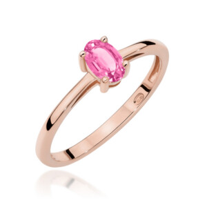 Kihlasõrmus. Rose gold ring with an oval pink gemstone held by four prongs, close-up view.