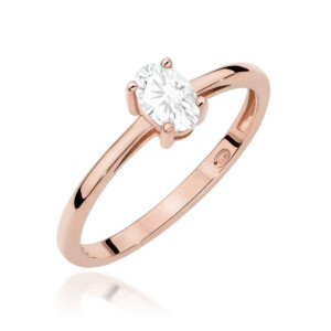 Kihlasõrmus. Rose gold solitaire engagement ring with a round-cut diamond held by four prongs on a polished band.