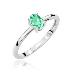 Kihlasõrmus. Silver ring with a pale green oval gemstone held by four prongs, on a polished band (solitaire setting).