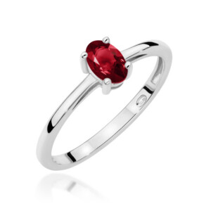 Kihlasõrmus. Silver ring with an oval red gemstone in a four-prong setting on a polished band