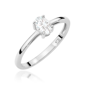 Kihlasõrmus. Solitaire diamond engagement ring in polished white metal with a four-prong setting
