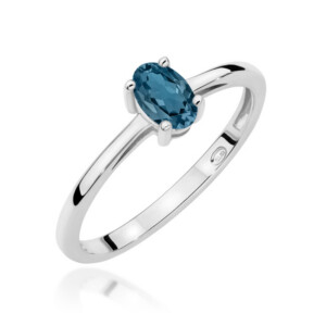 Kihlasõrmus. Silver ring with an oval blue gemstone held by four prongs on a polished band (engagement-style).