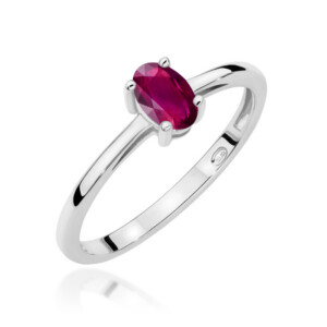 Kihlasõrmus. Silver ring with a pink oval gemstone held by four prongs on a polished band.