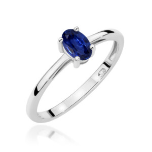 Kihlasõrmus. Silver solitaire ring with an oval blue sapphire-like gemstone held by four prongs.
