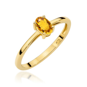 Kihlasõrmus. Gold ring with an oval orange gemstone held by four prongs on a slender band, solitaire setting