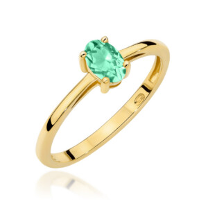 Kihlasõrmus. Gold ring with a single oval green gemstone (emerald) set in a four-prong setting on a white background.
