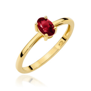 Kihlasõrmus. Gold ring with a red oval-cut ruby set in a four-prong setting.