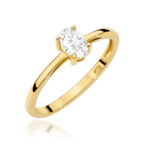 Kihlasõrmus. Gold solitaire engagement ring with a round brilliant-cut diamond set in four prongs on a yellow gold band.