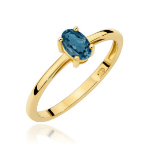 Kihlasõrmus. Gold ring with an oval blue gemstone held by four prongs in a polished yellow-gold band