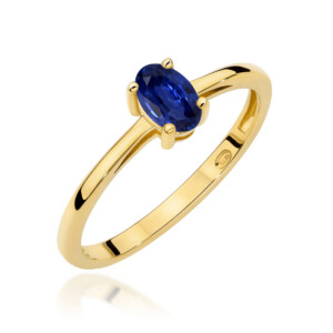 Kihlasõrmus. Gold ring with a blue oval sapphire held by four prongs