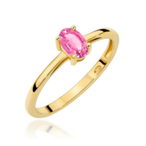 Kihlasõrmus. Gold ring with a pink oval gemstone set in four-prong setting on a polished band, white background (jewelry product)