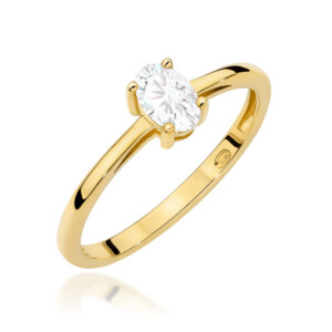 Kihlasõrmus. Gold solitaire diamond ring with a round-cut diamond set in a four-prong setting on a polished yellow-gold band.