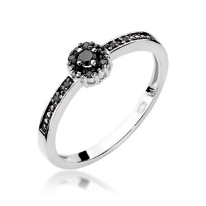 Kihlasõrmus. Silver ring with a black center stone surrounded by a halo of smaller black stones and a pavé-set band on a white background, shown at an angle.