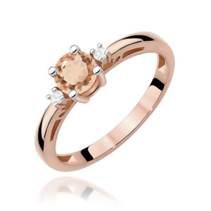 Kihlasõrmus. Rose gold ring with a round peach center gemstone and two small diamonds on the sides in a prong setting.