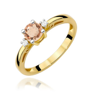 Kihlasõrmus. Gold ring with a peach round gemstone and two small diamonds, prong-set on a polished band (solitaire with side stones)
