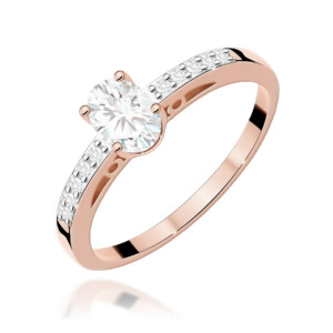W0067 Rose Lab 04ct 1-kihlasormus - Abielusõrmused.com Kihlasõrmus. Rose gold ring with a large center diamond and smaller diamonds along the band on either side of the center stone.