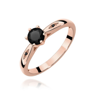 W0074 Rose Black nat 05ct 1-kihlasormus - Abielusõrmused.com Kihlasõrmus. Rose gold ring with a round black gemstone in a prong setting, and decorative black accents along the band.