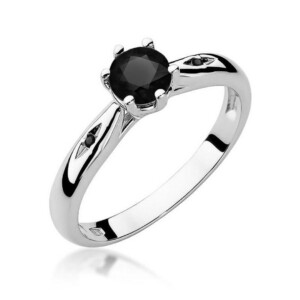 W0074 White Black nat 05ct 1-kihlasormus - Abielusõrmused.com Kihlasõrmus. Silver ring with a round black gemstone set in prongs (onyx centerpiece).