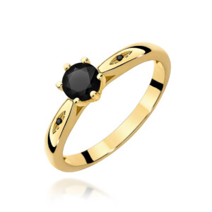 W0074 Yellow Black nat 05ct 1-kihlasormus - Abielusõrmused.com Kihlasõrmus. Gold ring with a round black gemstone set in a prong setting on a polished band.