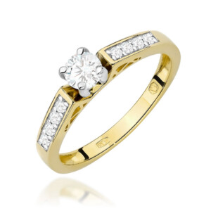 Kihlasõrmus. Yellow gold ring with a central emerald-cut? round diamond in a six-prong setting and smaller diamonds along the band.