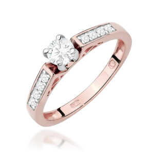 Kihlasõrmus. Rose gold ring with a central round diamond and pavé diamonds along the band on both sides.