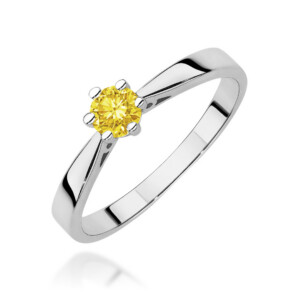 Kihlasõrmus. Silver ring with a round yellow gemstone held by six prongs against a white background.