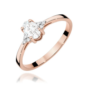 W0301 Rose White Sapphire 05ct 1-kihlasormus - Abielusõrmused.com Kihlasõrmus. Rose gold ring featuring a round central diamond with pavé diamonds on the shoulders and a polished band.