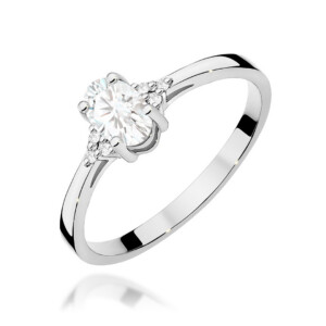W0301 White WhiteSapphire 05ct 1-kihlasormus - Abielusõrmused.com Kihlasõrmus. Engagement ring with a round-cut center diamond and small side diamonds on a polished white metal band