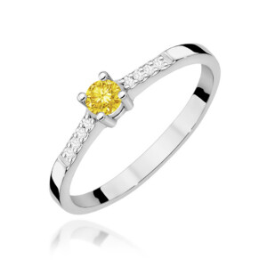 Kihlasõrmus. Silver ring featuring a yellow round-cut gemstone in a four-prong setting with diamond-studded shoulders along the band.