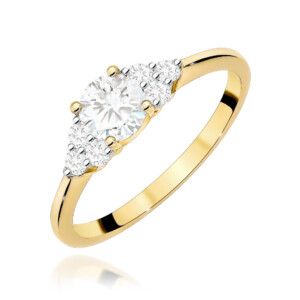 Kihlasõrmus Gold ring in yellow gold featuring a large central diamond with smaller diamonds on each side.