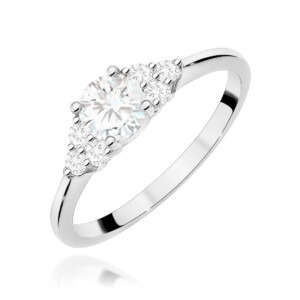 Kihlasõrmus Silver ring with a large central diamond and smaller surrounding stones on a polished band.