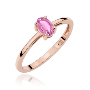 W0685 Rose Pink Sapphire 045ct 1-kihlasormus - Abielusõrmused.com Kihlasõrmus. Rose gold solitaire ring with an oval pink gemstone held by four prongs on a white background.