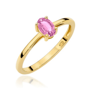 W0685 Yellow Pink Sapphire 045ct 1-kihlasormus - Abielusõrmused.com Kihlasõrmus. Gold ring with a pink oval gemstone held by four prongs on a smooth band (jewelry product photo).